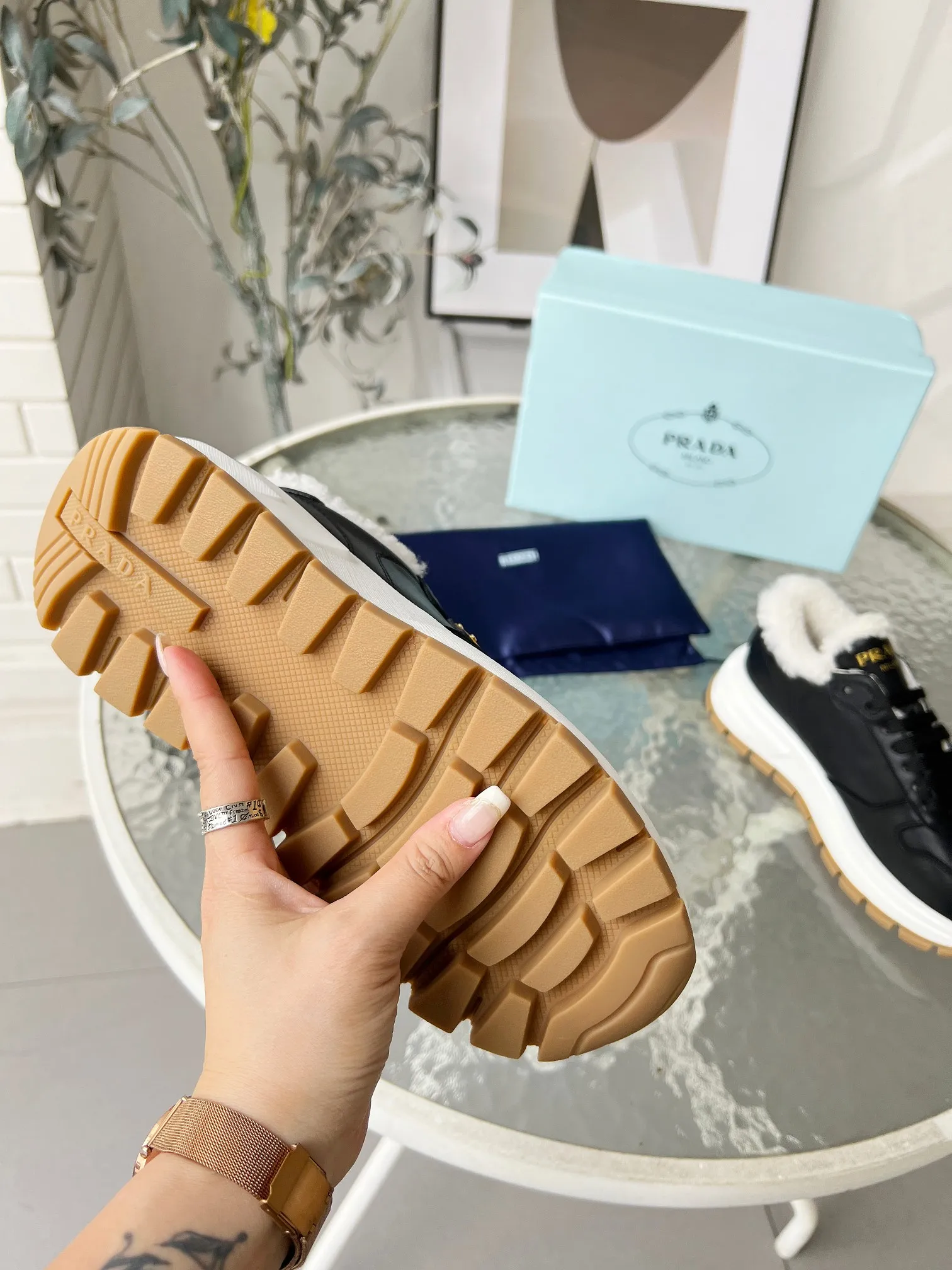 👟👟Ex-factory price 600👟👟 Prada couple model "PRADA.." upgraded version 2024 explosive model is released. , original 1:1 thick sole, fabric silk cowhide lining: sheepskin, foot weight: sheepskin, size 35--46, "Women's model 34.41 is custom-made and non-returnable, Men's model 38.45.46 is custom-made and is non-refundable, two colors black and white